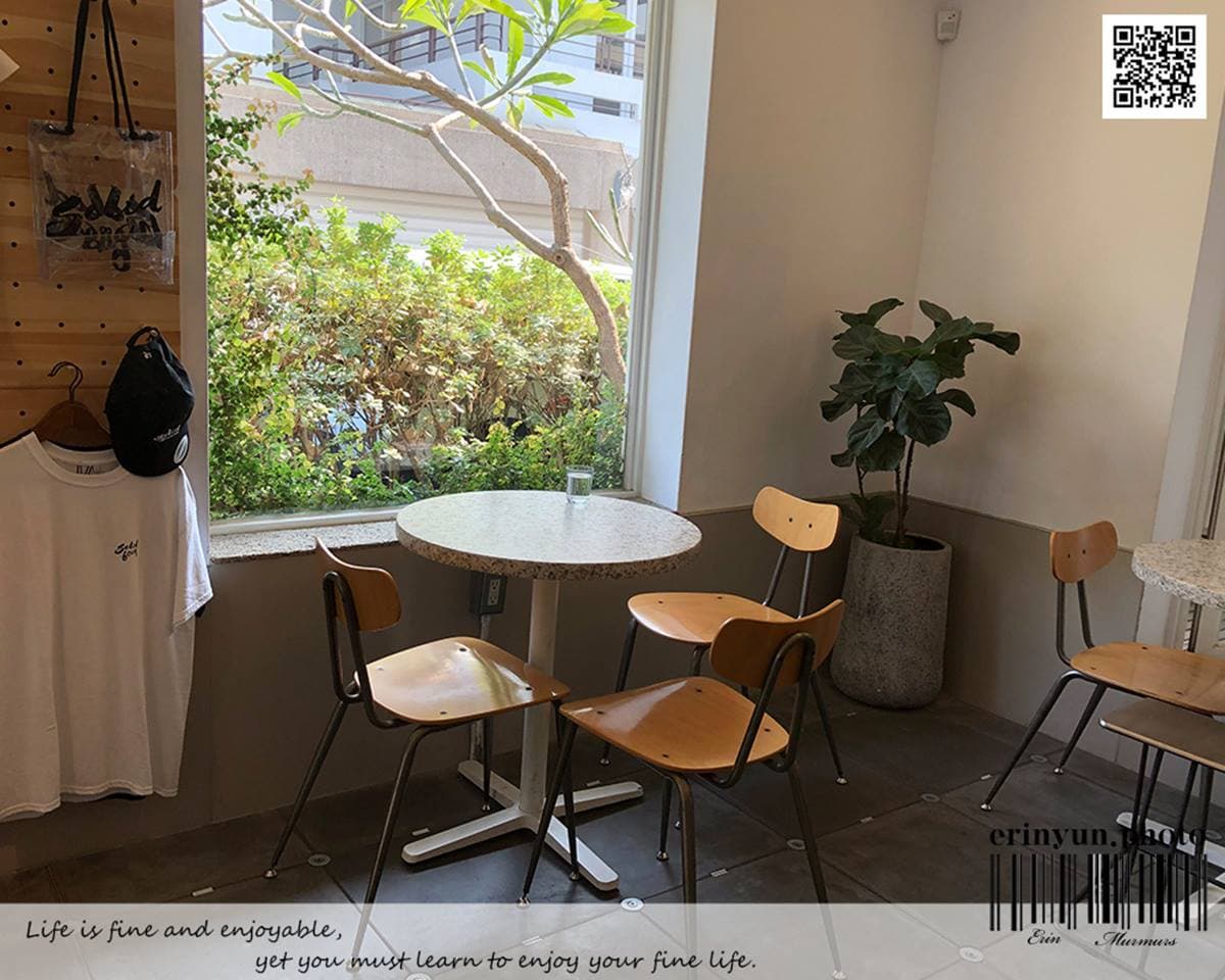 隱身巷弄！純白咖啡館必點「蘋果起司甜吐司」，鋪滿堅果再淋「自製焦糖醬」好邪惡
