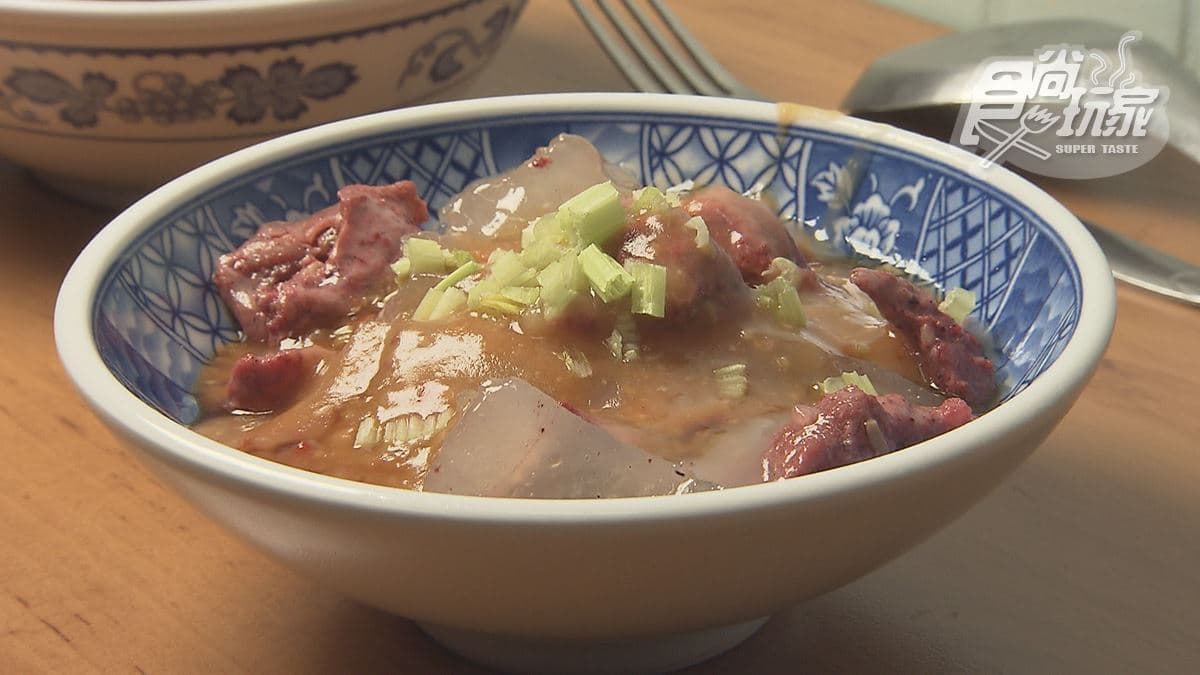 飄香70年！老字號手工「紅槽肉丸」軟Ｑ不油膩，再淋祖傳白醬更夠味