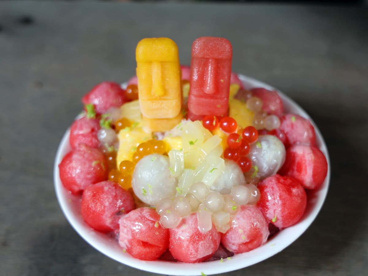 老闆超佛心！北中南15家滿料剉冰：超吸睛摩艾冰磚、夢幻彩虹粉粿、「國聖燈塔」麵茶冰