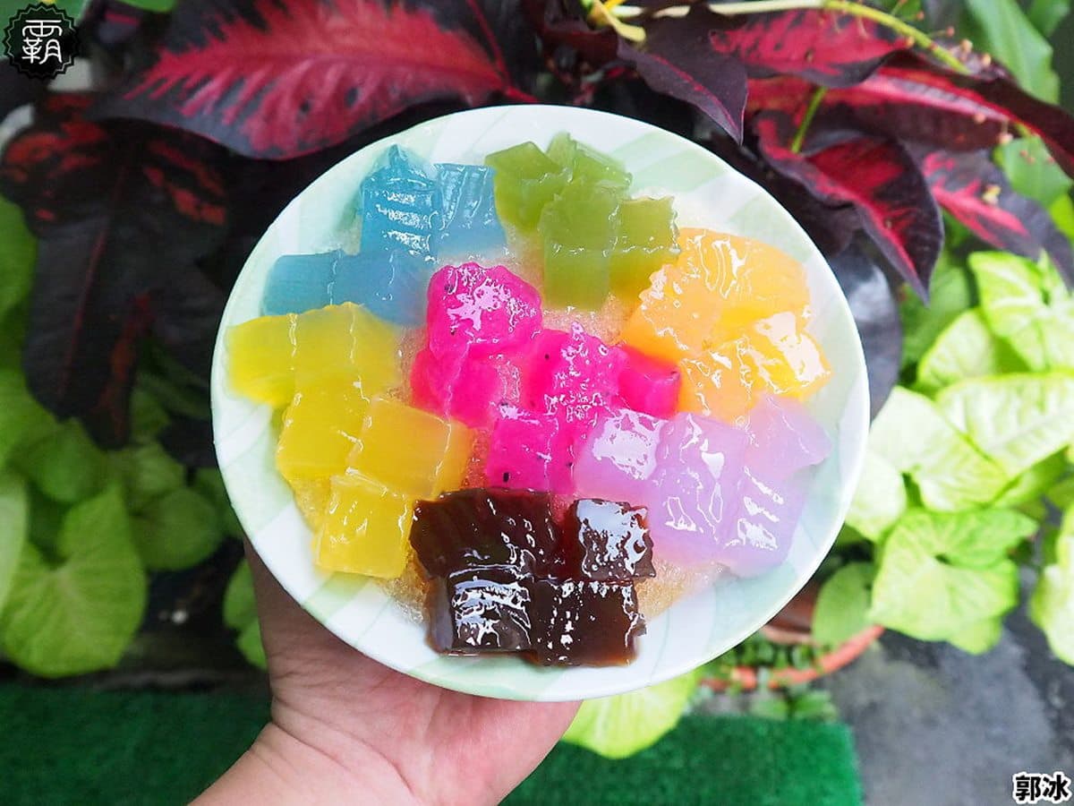 老闆超佛心！北中南15家滿料剉冰：超吸睛摩艾冰磚、夢幻彩虹粉粿、「國聖燈塔」麵茶冰