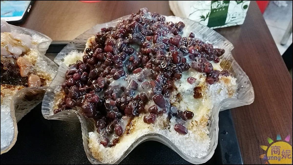 老闆超佛心！北中南15家滿料剉冰：超吸睛摩艾冰磚、夢幻彩虹粉粿、「國聖燈塔」麵茶冰