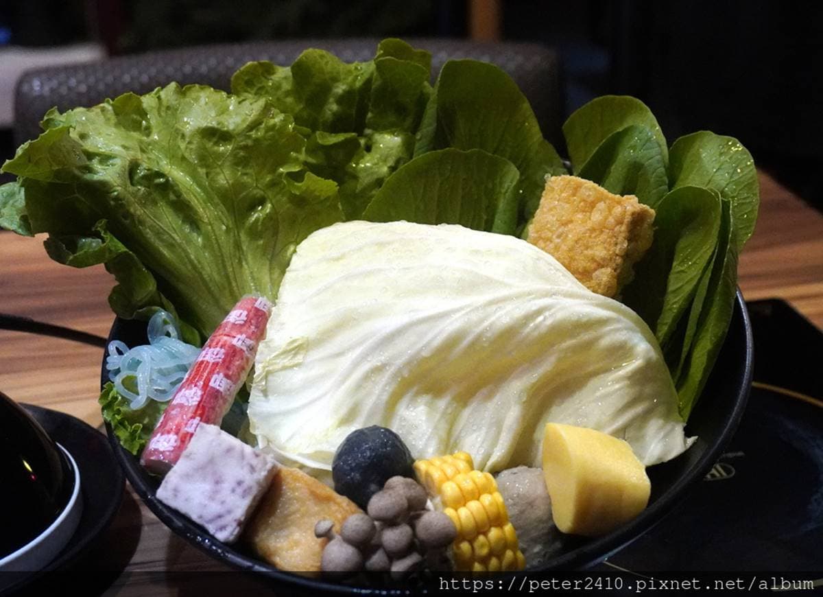 肉控快衝！超澎派獨享鍋爽嗑整座「手切肉片山」，豪華海鮮盤吃得到九孔鮑、鮮嫩干貝