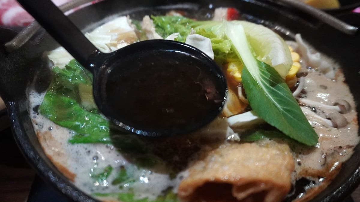 肉控快衝！超澎派獨享鍋爽嗑整座「手切肉片山」，豪華海鮮盤吃得到九孔鮑、鮮嫩干貝
