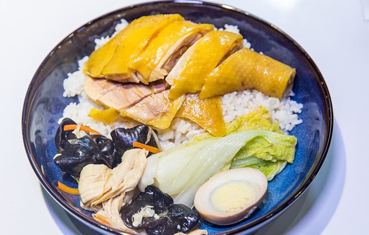 【新開店】想吃請趁早！港式餐館「貴妃雞飯」油嫩銷魂，必點「玫瑰雞撈麵」沾油蔥更搭