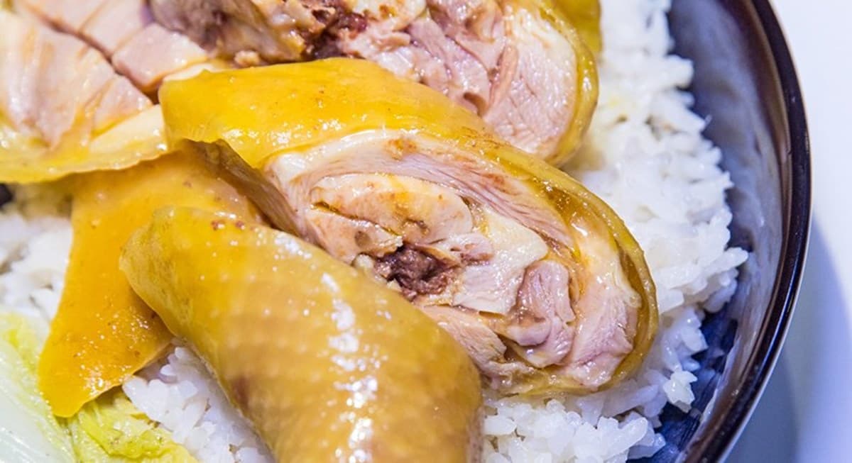 【新開店】想吃請趁早！港式餐館「貴妃雞飯」油嫩銷魂，必點「玫瑰雞撈麵」沾油蔥更搭