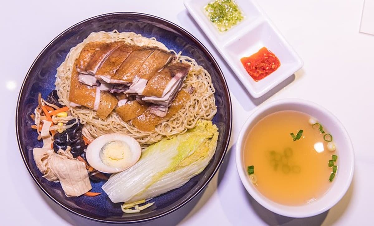 【新開店】想吃請趁早！港式餐館「貴妃雞飯」油嫩銷魂，必點「玫瑰雞撈麵」沾油蔥更搭