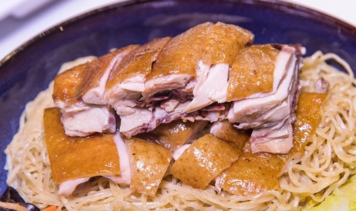【新開店】想吃請趁早！港式餐館「貴妃雞飯」油嫩銷魂，必點「玫瑰雞撈麵」沾油蔥更搭