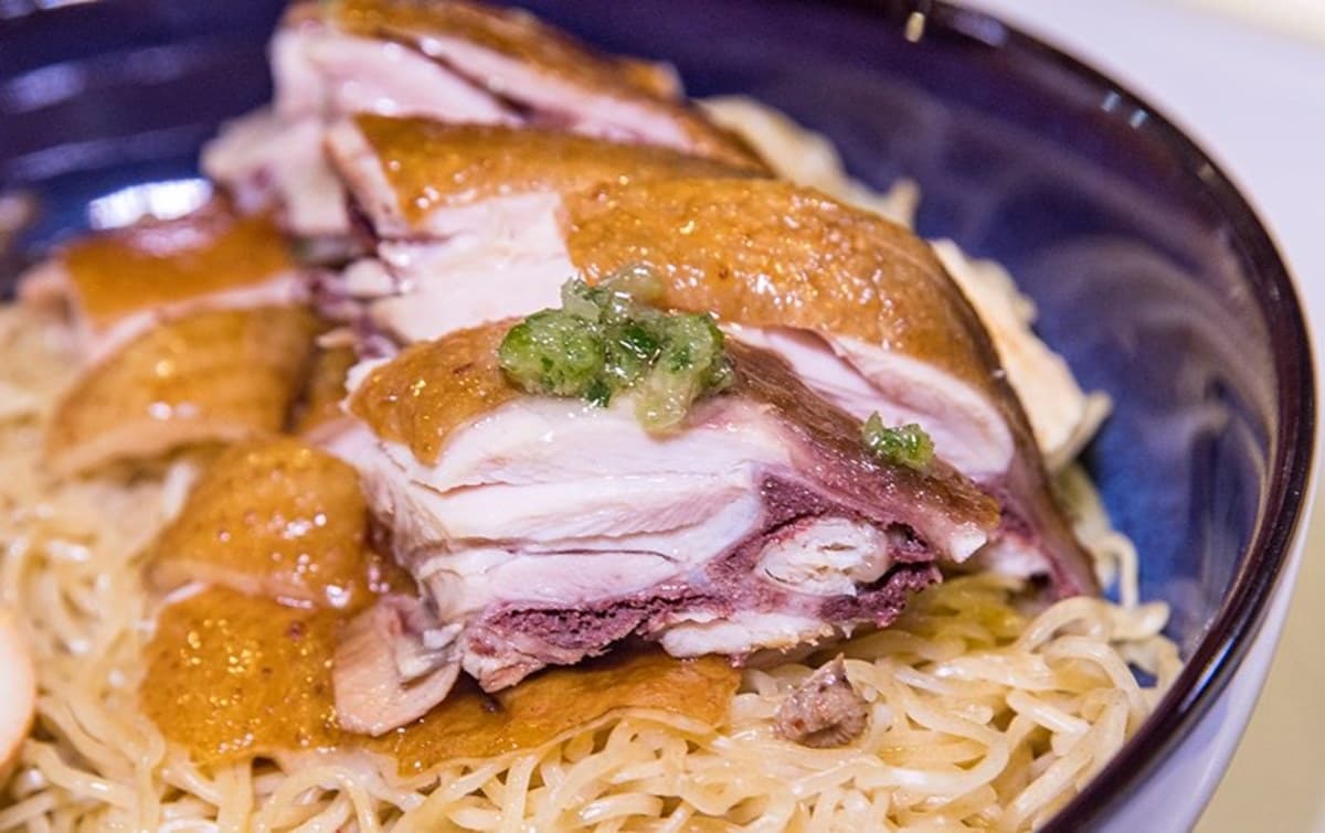 【新開店】想吃請趁早！港式餐館「貴妃雞飯」油嫩銷魂，必點「玫瑰雞撈麵」沾油蔥更搭