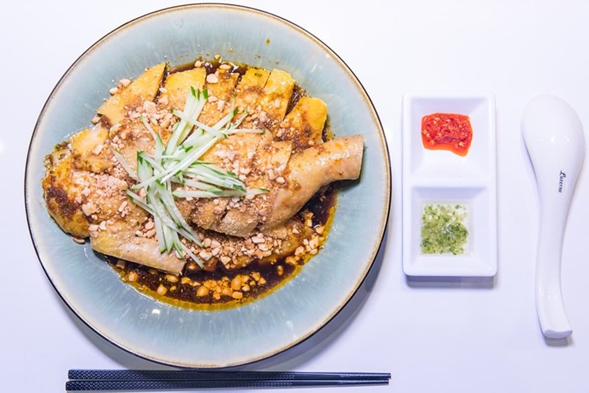 【新開店】想吃請趁早！港式餐館「貴妃雞飯」油嫩銷魂，必點「玫瑰雞撈麵」沾油蔥更搭