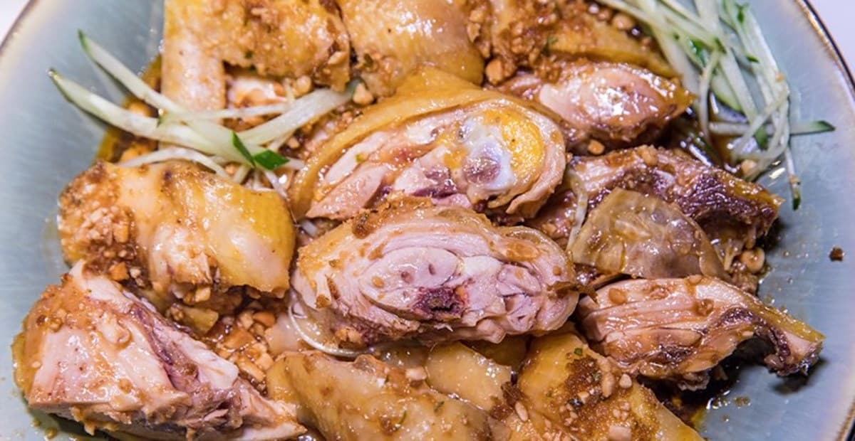 【新開店】想吃請趁早！港式餐館「貴妃雞飯」油嫩銷魂，必點「玫瑰雞撈麵」沾油蔥更搭