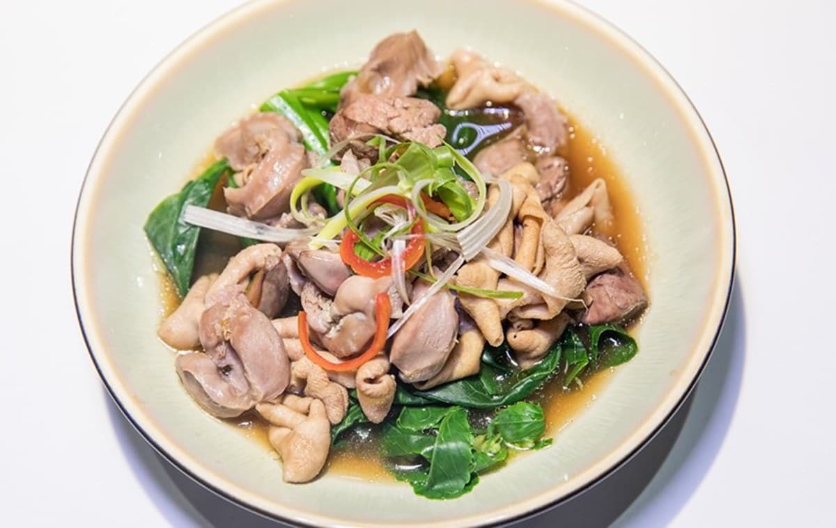 【新開店】想吃請趁早！港式餐館「貴妃雞飯」油嫩銷魂，必點「玫瑰雞撈麵」沾油蔥更搭