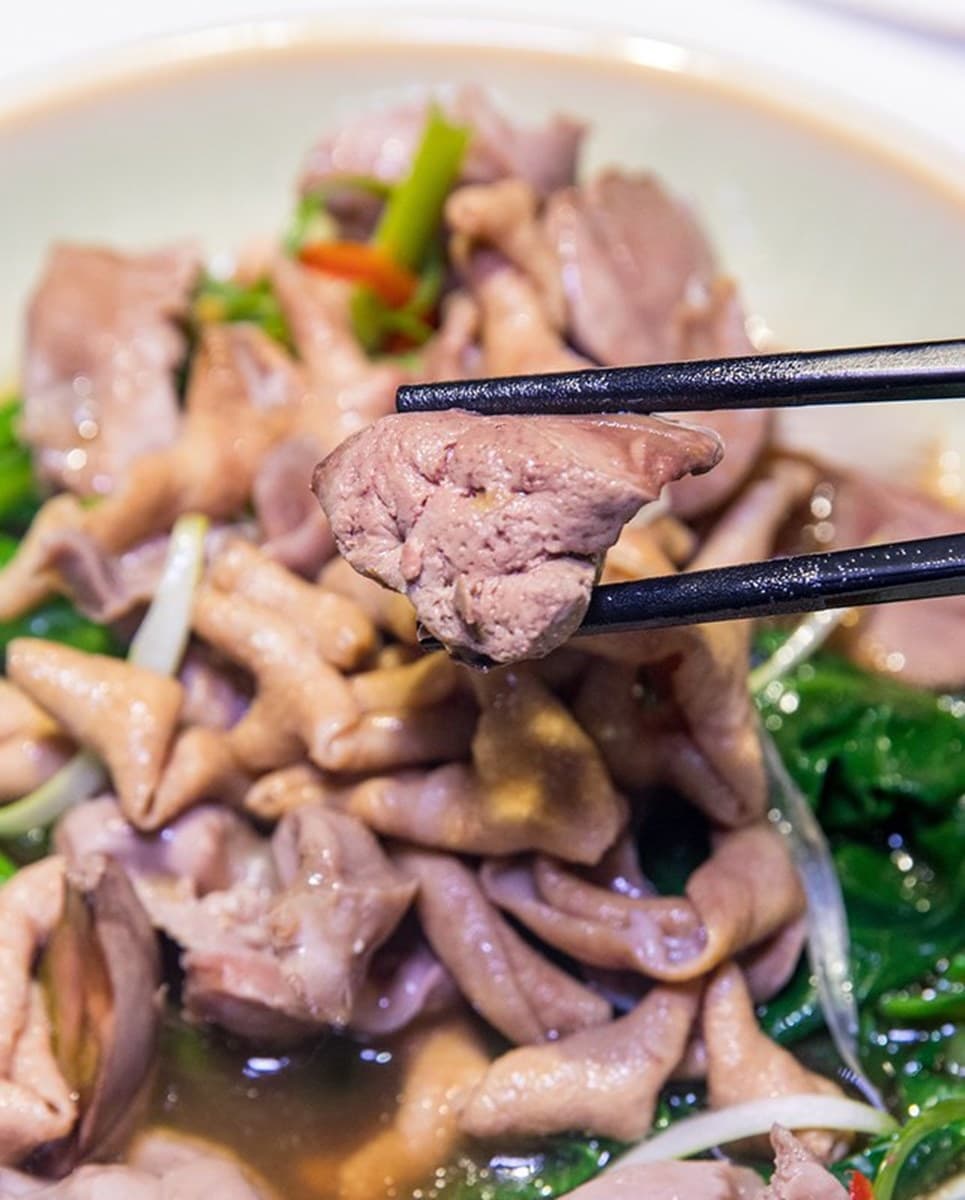 【新開店】想吃請趁早！港式餐館「貴妃雞飯」油嫩銷魂，必點「玫瑰雞撈麵」沾油蔥更搭