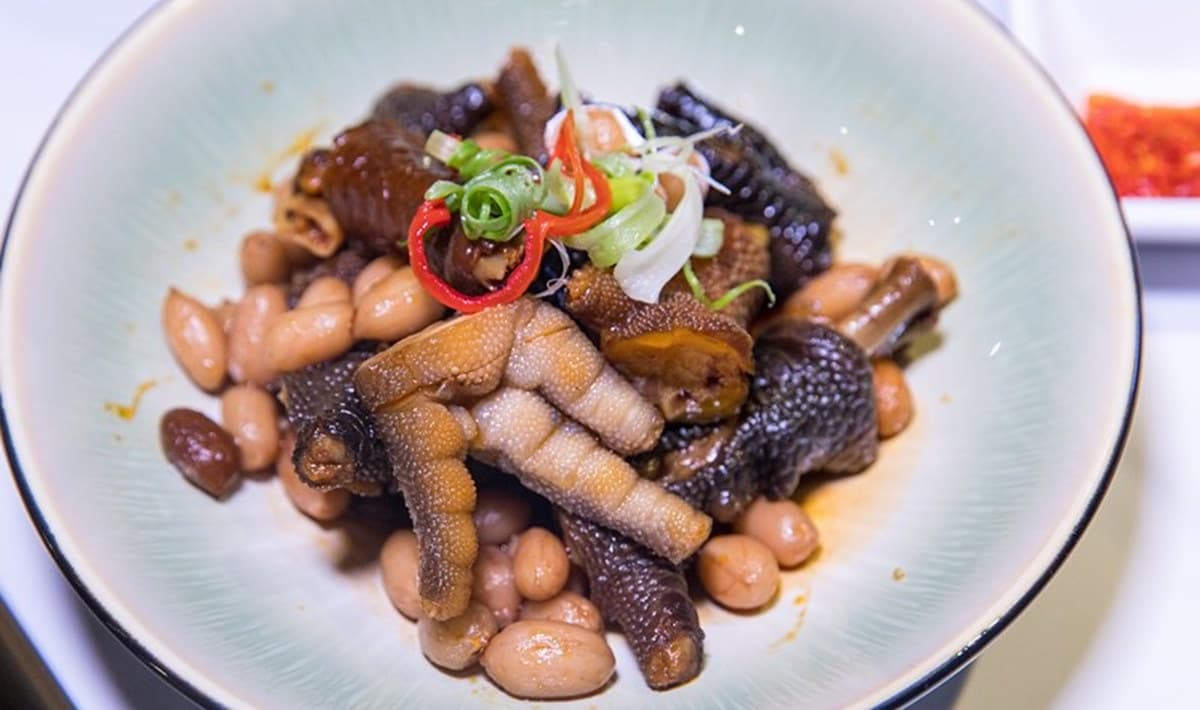 【新開店】想吃請趁早！港式餐館「貴妃雞飯」油嫩銷魂，必點「玫瑰雞撈麵」沾油蔥更搭