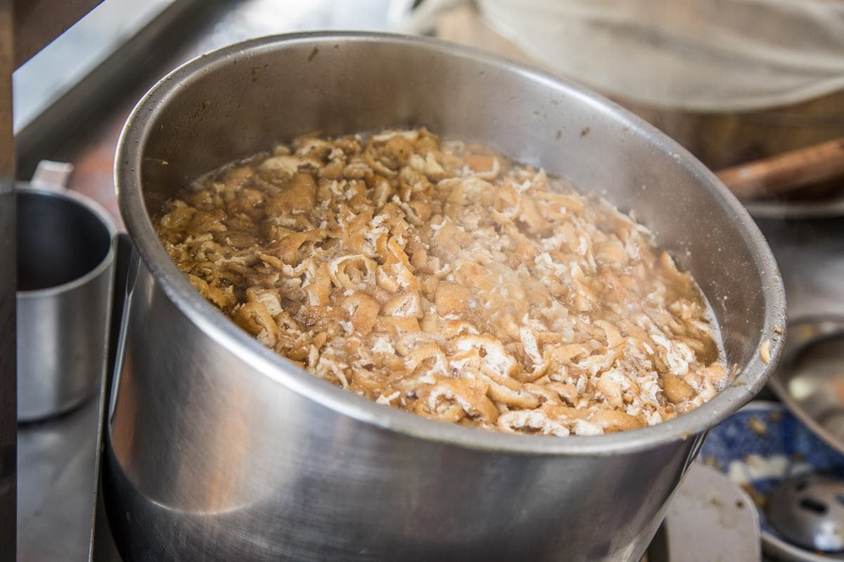 早起才吃得到！古早味油飯加自煮「豆腐泡」醬香十足，必搭鮮甜軟Q魚丸湯