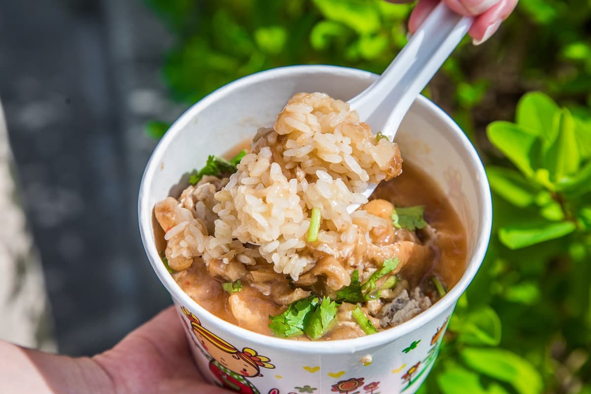 早起才吃得到！古早味油飯加自煮「豆腐泡」醬香十足，必搭鮮甜軟Q魚丸湯