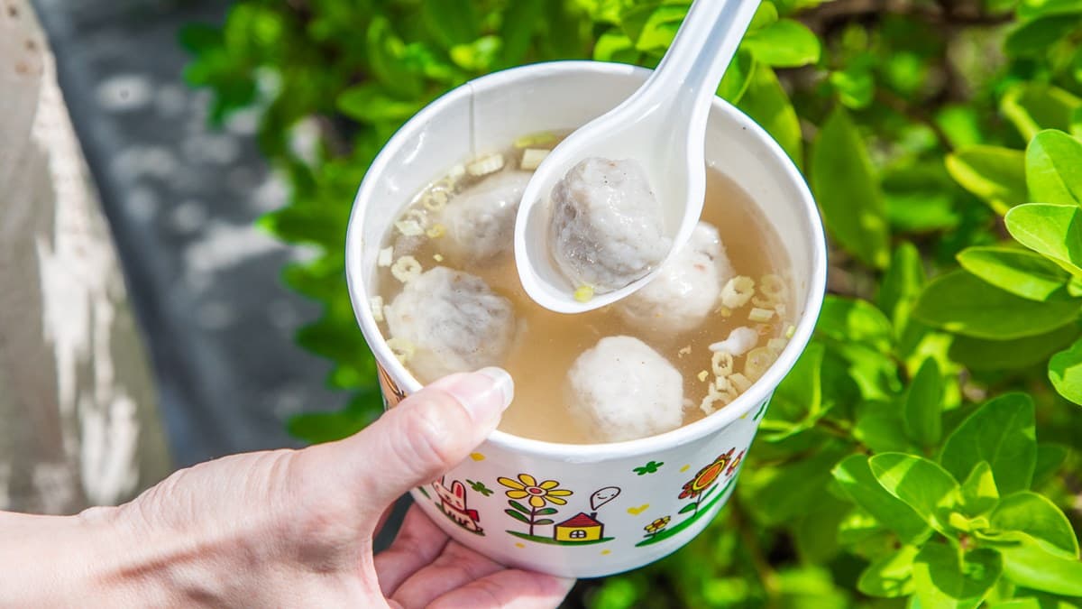早起才吃得到！古早味油飯加自煮「豆腐泡」醬香十足，必搭鮮甜軟Q魚丸湯