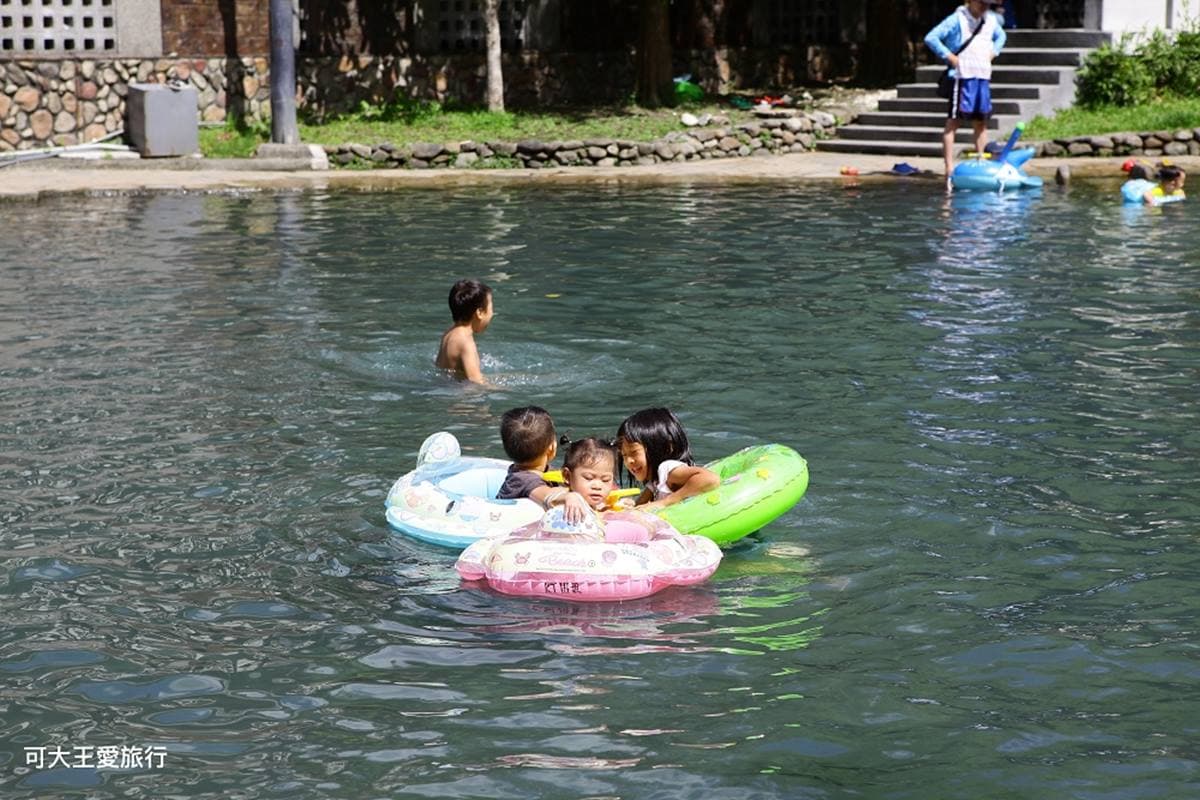 馬路旁就能玩水!免費戲水區泡「天然湧泉」超涼快,小孩最愛水中「迷你溜滑梯」 馬路旁就能玩水!免費戲水區泡「天然湧泉」超涼快,小孩最愛水中「迷你溜滑梯」