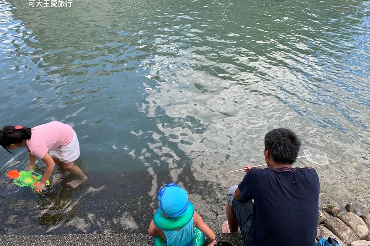 馬路旁就能玩水!免費戲水區泡「天然湧泉」超涼快,小孩最愛水中「迷你溜滑梯」 馬路旁就能玩水!免費戲水區泡「天然湧泉」超涼快,小孩最愛水中「迷你溜滑梯」