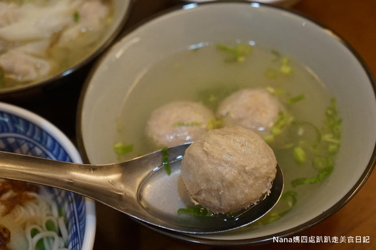 飄香一甲子！｢老字號意麵」加豆鼓辣醬更過癮，純手工｢溫體豬貢丸」Ｑ彈多汁