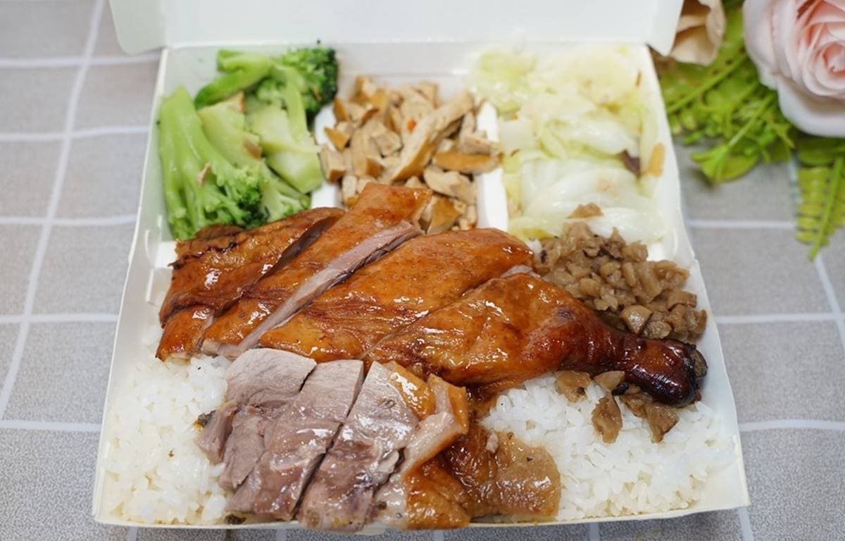 CP值超高！大分量燒臘飯１次嘗５種肉，脆皮燒鴨不淋醬就超下飯