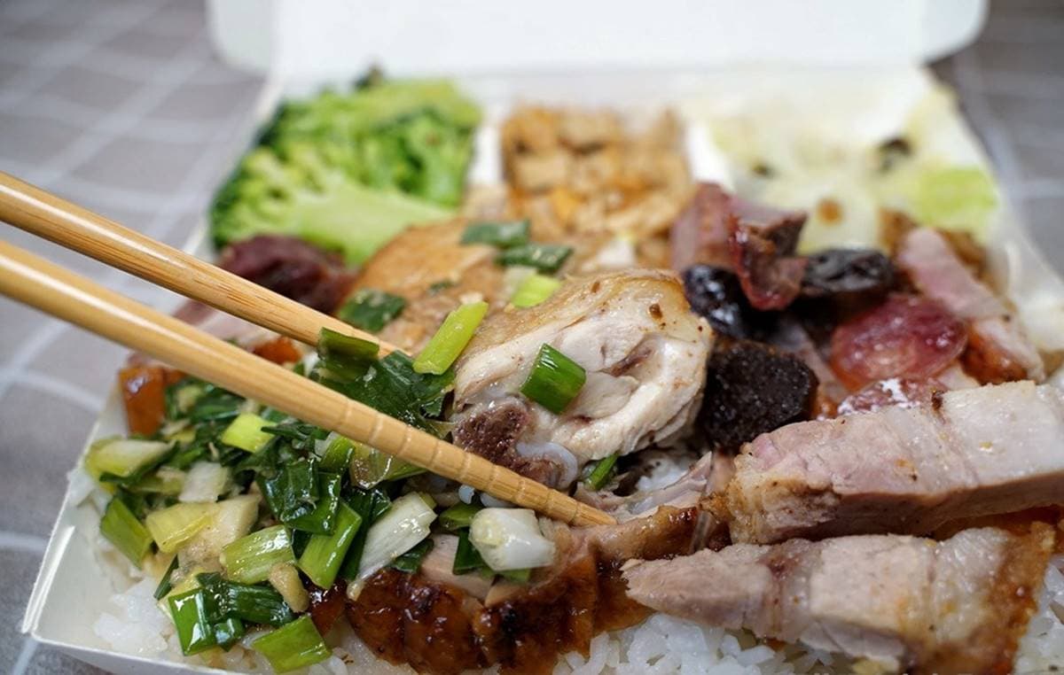 CP值超高！大分量燒臘飯１次嘗５種肉，脆皮燒鴨不淋醬就超下飯