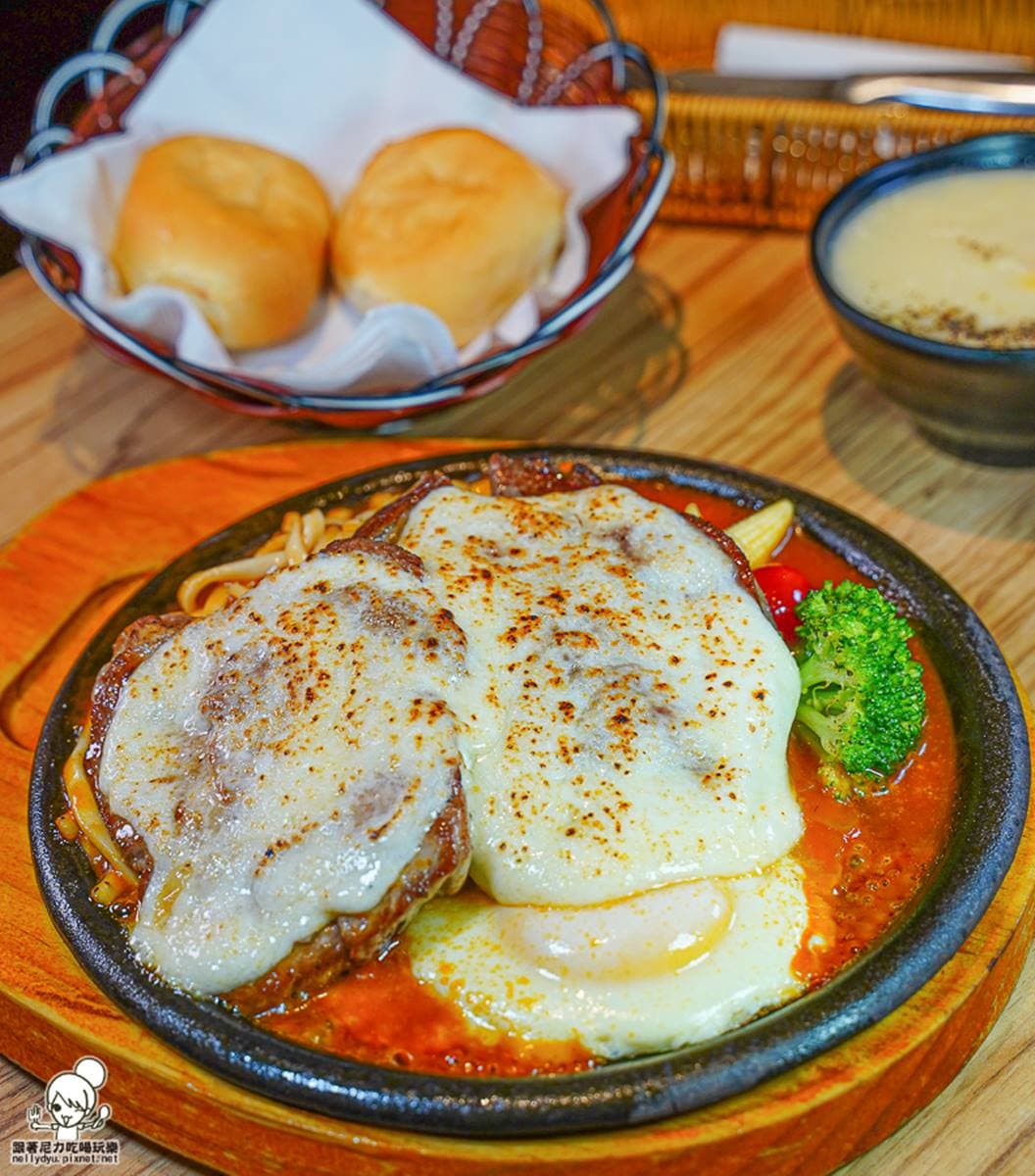 超邪惡！復古牛排館「牛豬雙拼+熔岩起司」只要299元，重口味必搭自製黑胡椒醬