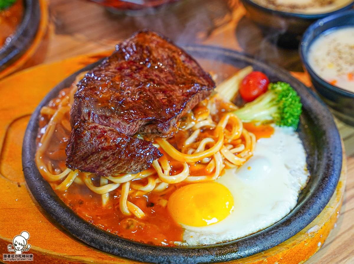 超邪惡！復古牛排館「牛豬雙拼+熔岩起司」只要299元，重口味必搭自製黑胡椒醬