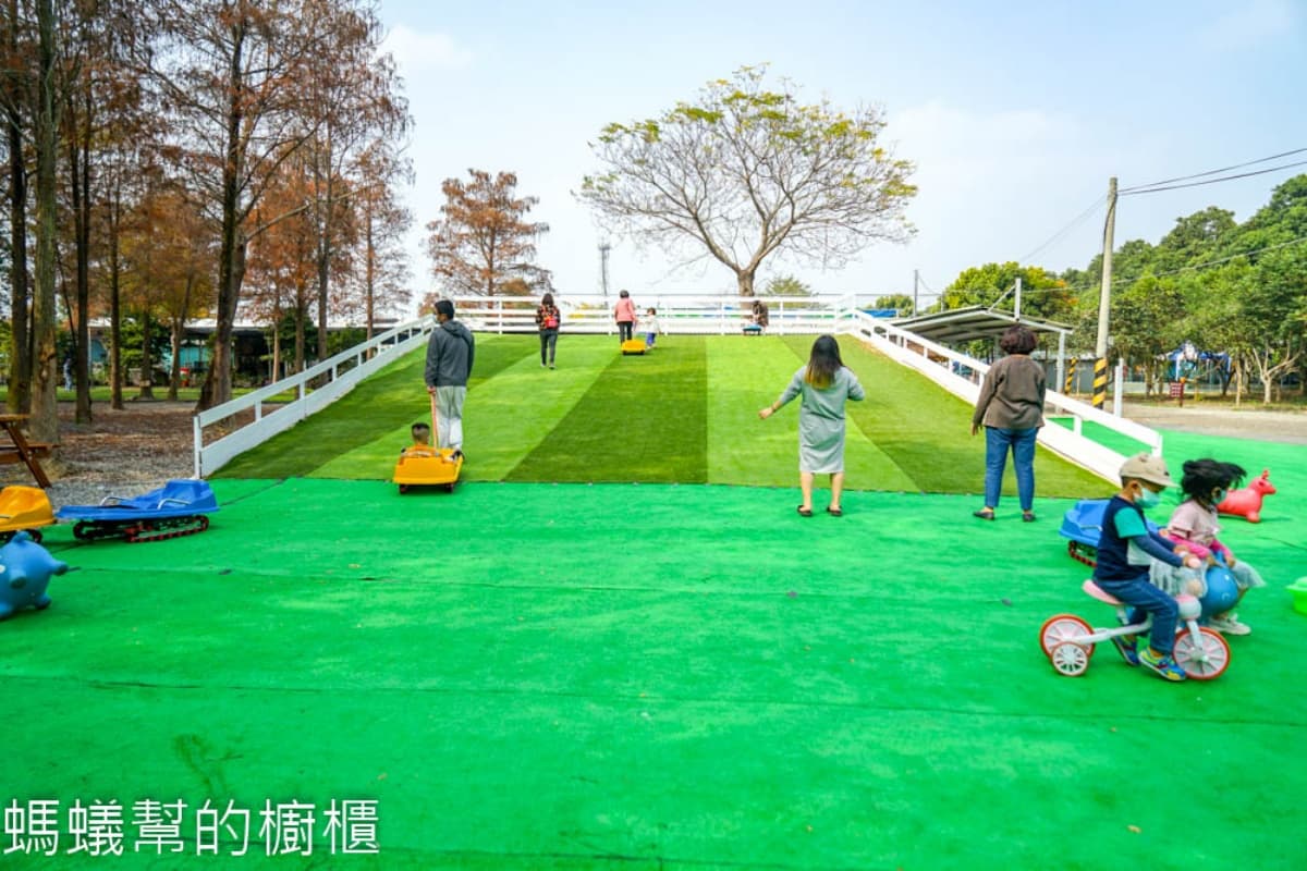 只要50元嗨整天！雲林全新「鹿營親子農場」：餵梅花鹿、拍巨大稻草捲、玩滑草