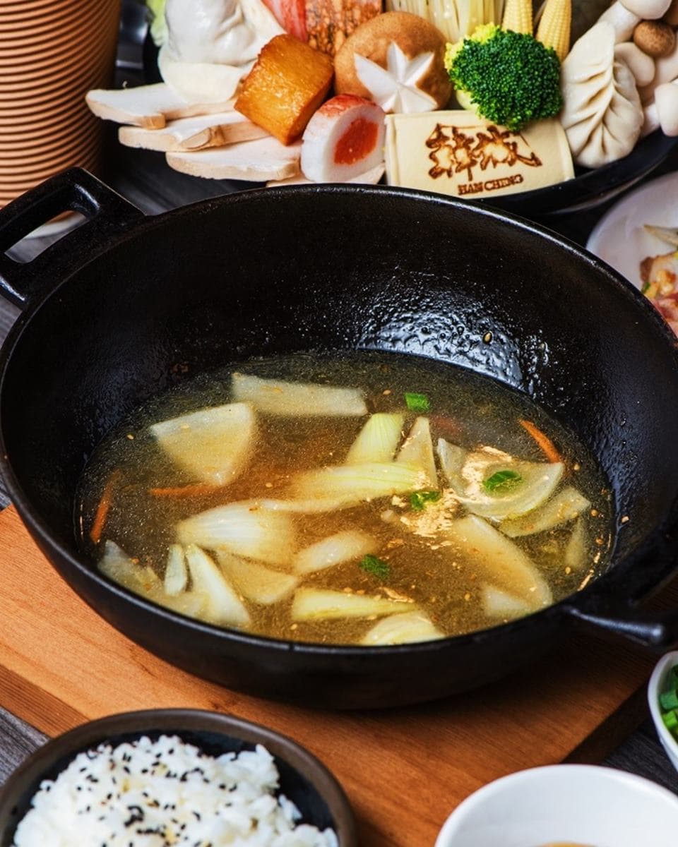 １人也能吃！老字號石頭火鍋爽嗑厚實「珍饡黑豬片」，隱藏新菜「花雕乾鍋」香辣超下飯