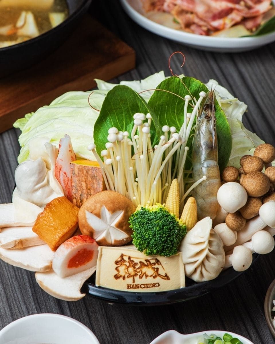 １人也能吃！老字號石頭火鍋爽嗑厚實「珍饡黑豬片」，隱藏新菜「花雕乾鍋」香辣超下飯