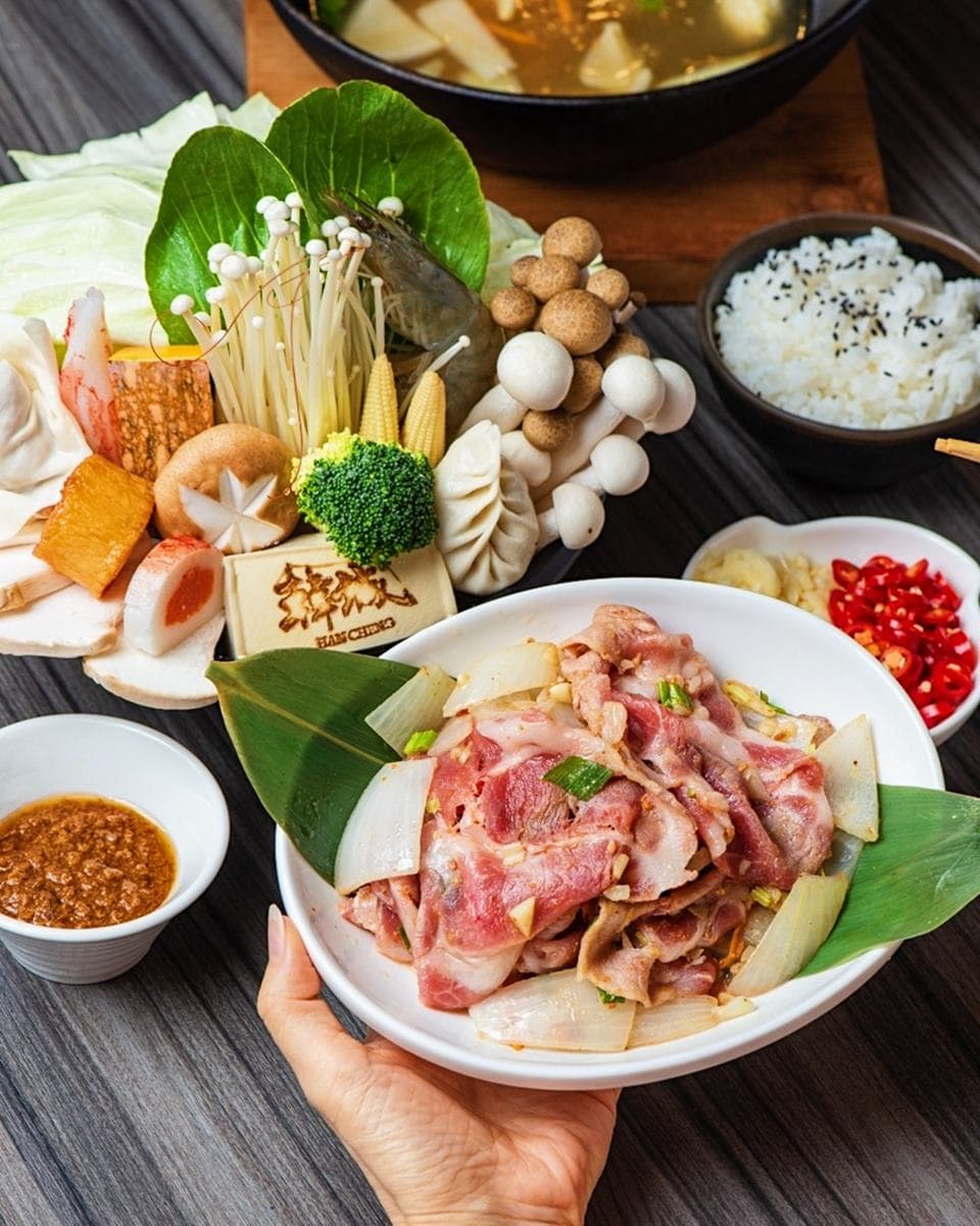 １人也能吃！老字號石頭火鍋爽嗑厚實「珍饡黑豬片」，隱藏新菜「花雕乾鍋」香辣超下飯
