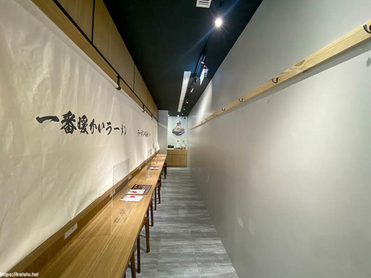 超有哏！豚骨「火山拉麵」石鍋滾煮湯頭更濃郁，邪惡系「熔岩起司炸雞」會牽絲
