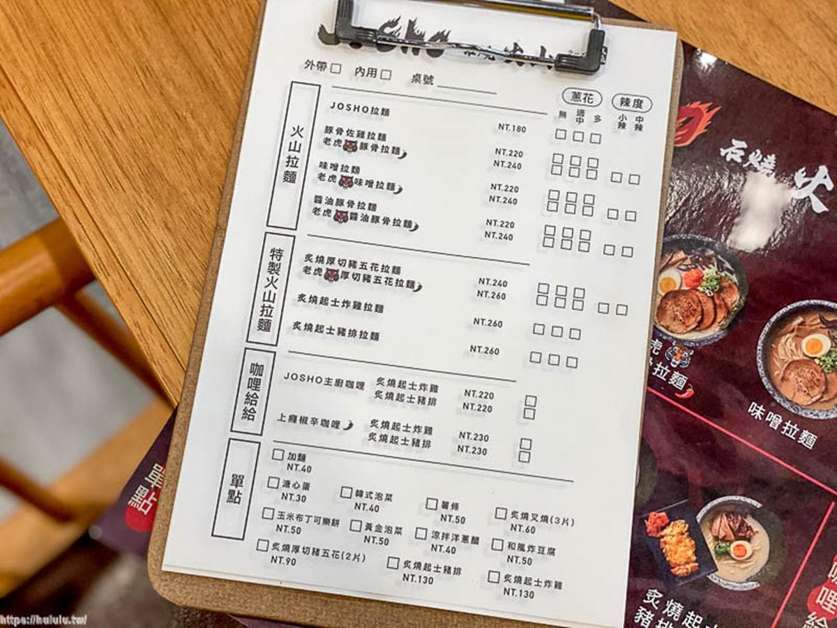 超有哏！豚骨「火山拉麵」石鍋滾煮湯頭更濃郁，邪惡系「熔岩起司炸雞」會牽絲