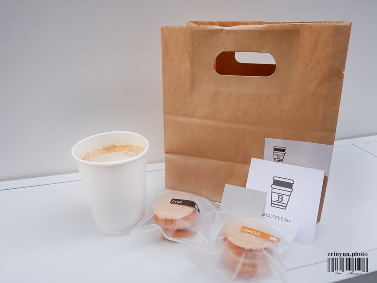 【新開店】IG搶拍！純白系咖啡廳試營運就暴紅，招牌「達克瓦茲」先嘗檸檬奶油口味