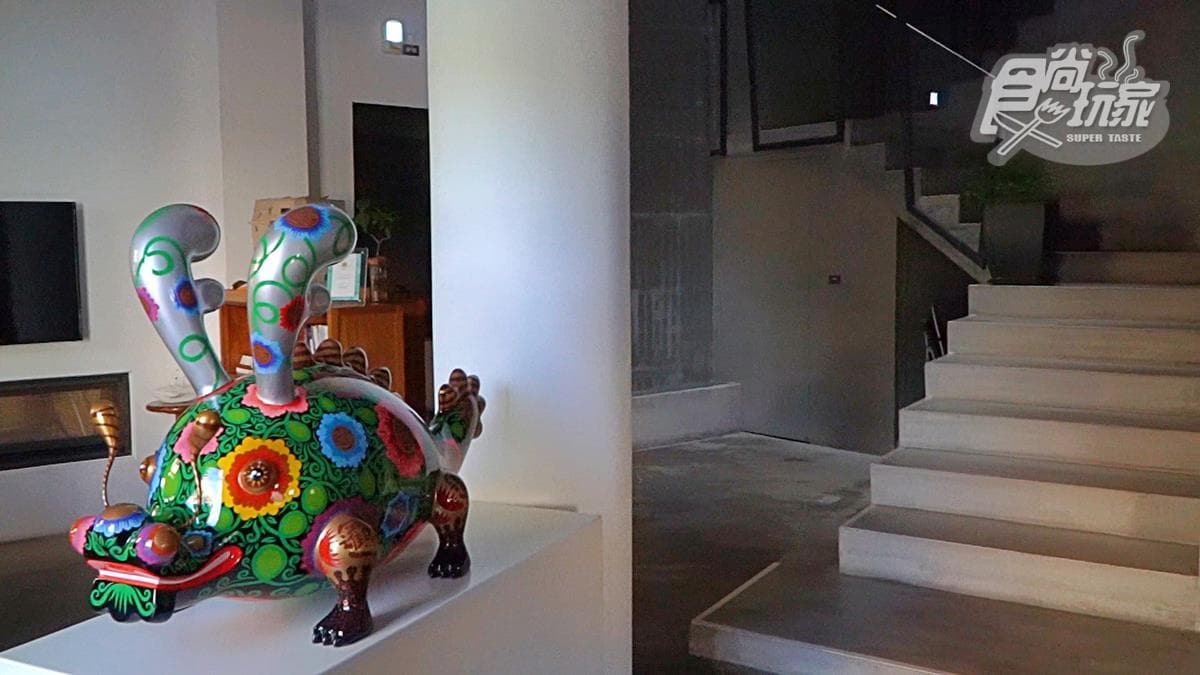 入住「美術館」！簡約風民宿打卡吸睛收藏品，融合「藝術家畫作」每間房都是獨一無二