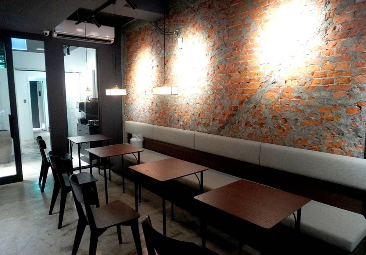 【新開店】廟口夜市散步就能到！40年老屋變身時尚旅店，入住打卡必拍復古紅磚牆