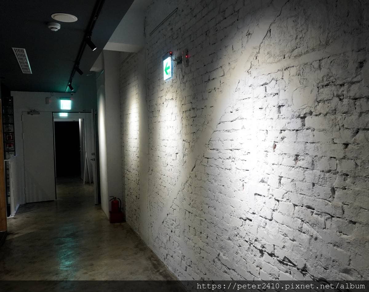【新開店】廟口夜市散步就能到！40年老屋變身時尚旅店，入住打卡必拍復古紅磚牆