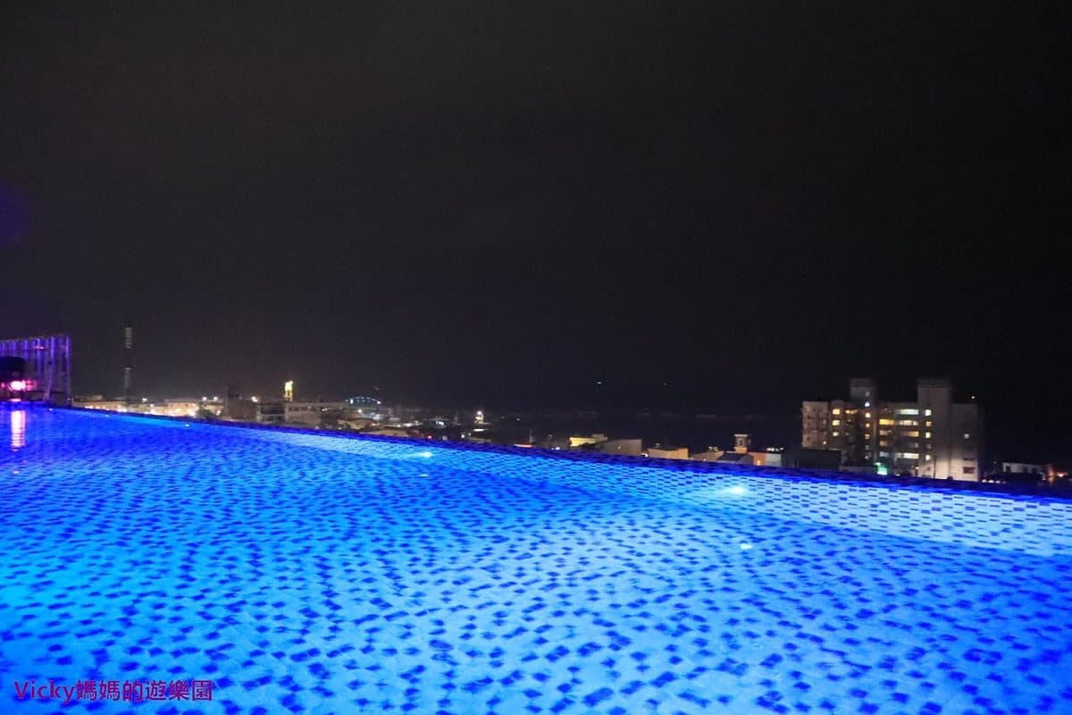 這樣玩超Chill！南洋風文旅打卡「無邊際泳池」，白天遠眺「小琉球」夜晚還有時尚酒吧