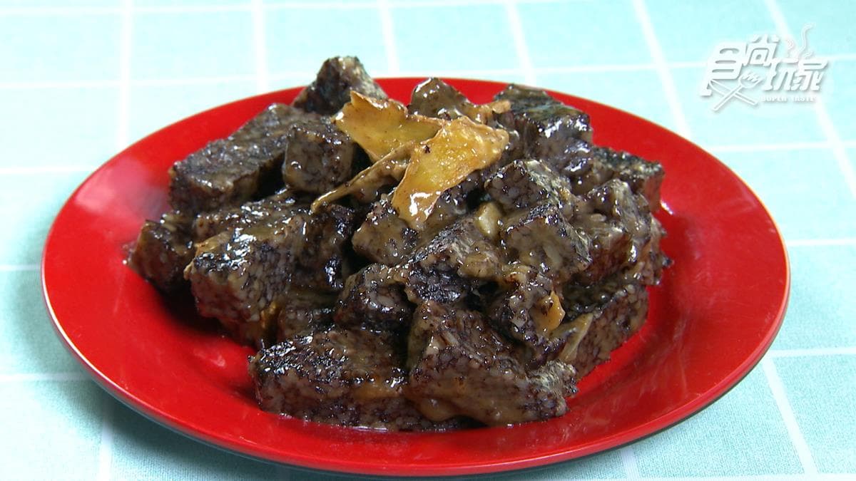 「三杯米血」口感軟糯，帶著濃厚的麻油與薑香氣。