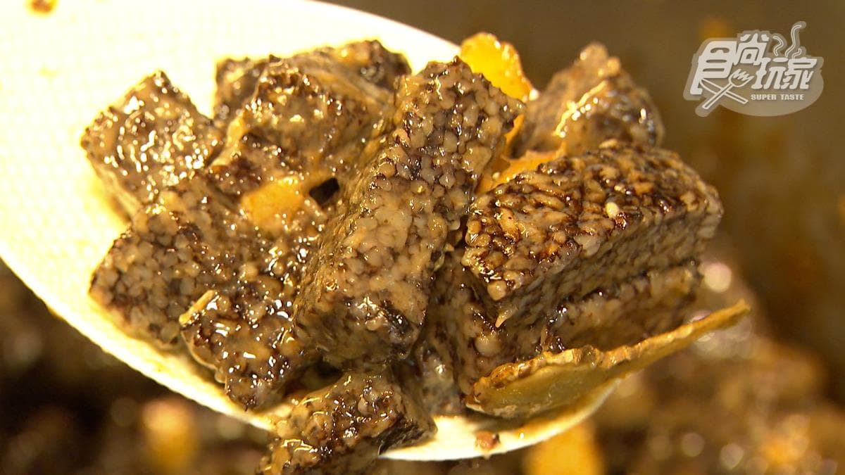 米血的味道很入味，推薦加上辣醬會更好吃。