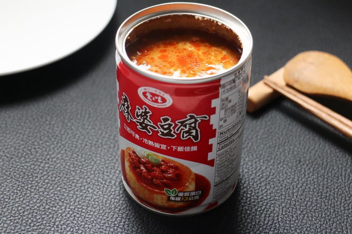 開罐就能享用！白飯小偷「麻婆豆腐罐頭」回歸上架，微辣開胃、每一口都吃得到肉末