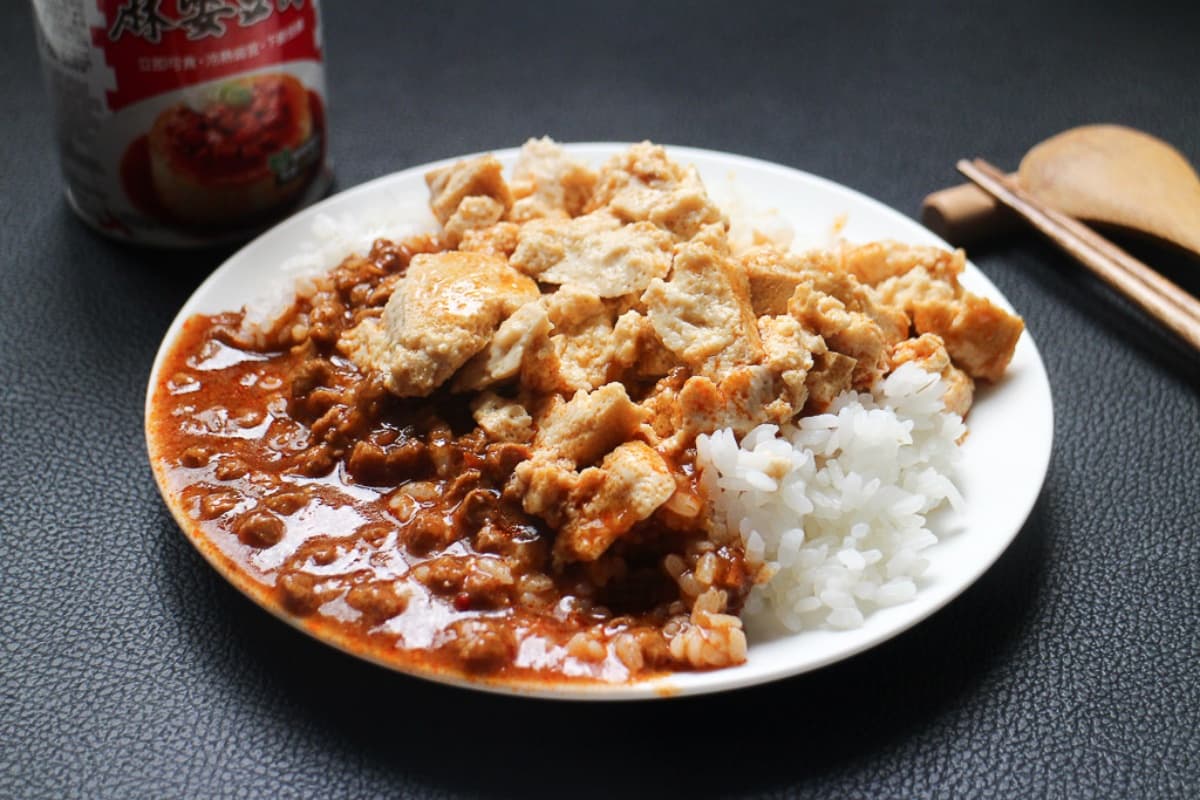 開罐就能享用！白飯小偷「麻婆豆腐罐頭」回歸上架，微辣開胃、每一口都吃得到肉末