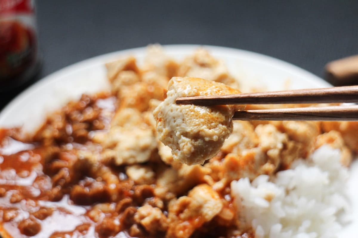 開罐就能享用！白飯小偷「麻婆豆腐罐頭」回歸上架，微辣開胃、每一口都吃得到肉末