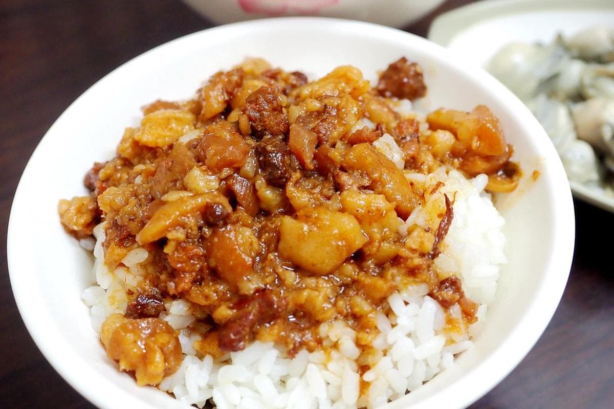 台北高CP隱藏版黑白切！滿料魚皮湯只要50元，乾蚵小山、軟嫩滷大腸也必點