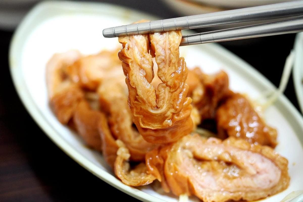 台北高CP隱藏版黑白切！滿料魚皮湯只要50元，乾蚵小山、軟嫩滷大腸也必點