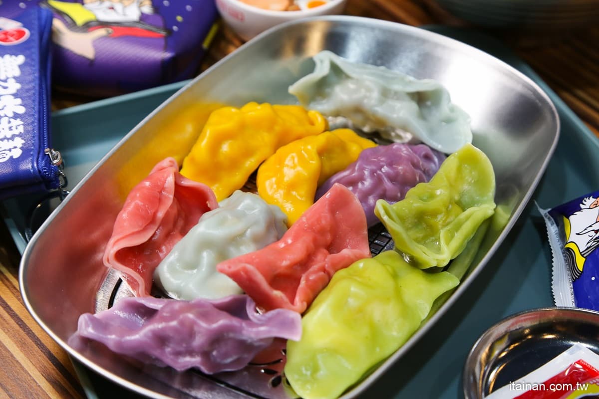 泡麵控快收！台南首家「泡麵餐廳」好吃又好拍，超有哏「彩色水餃」也必點
