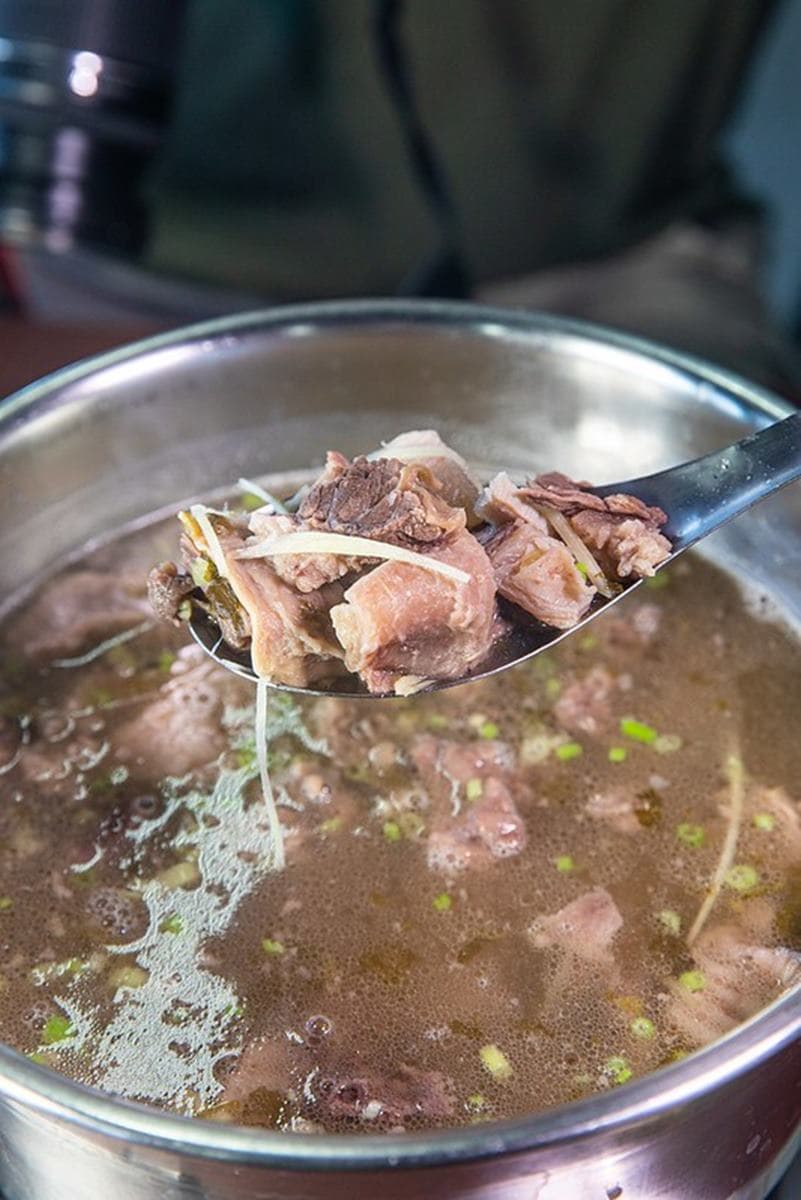 花蓮超澎派全牛料理！開胃必點透光「牛皮」，再嘗鹹辣鐵板牛、滿料牛雜湯