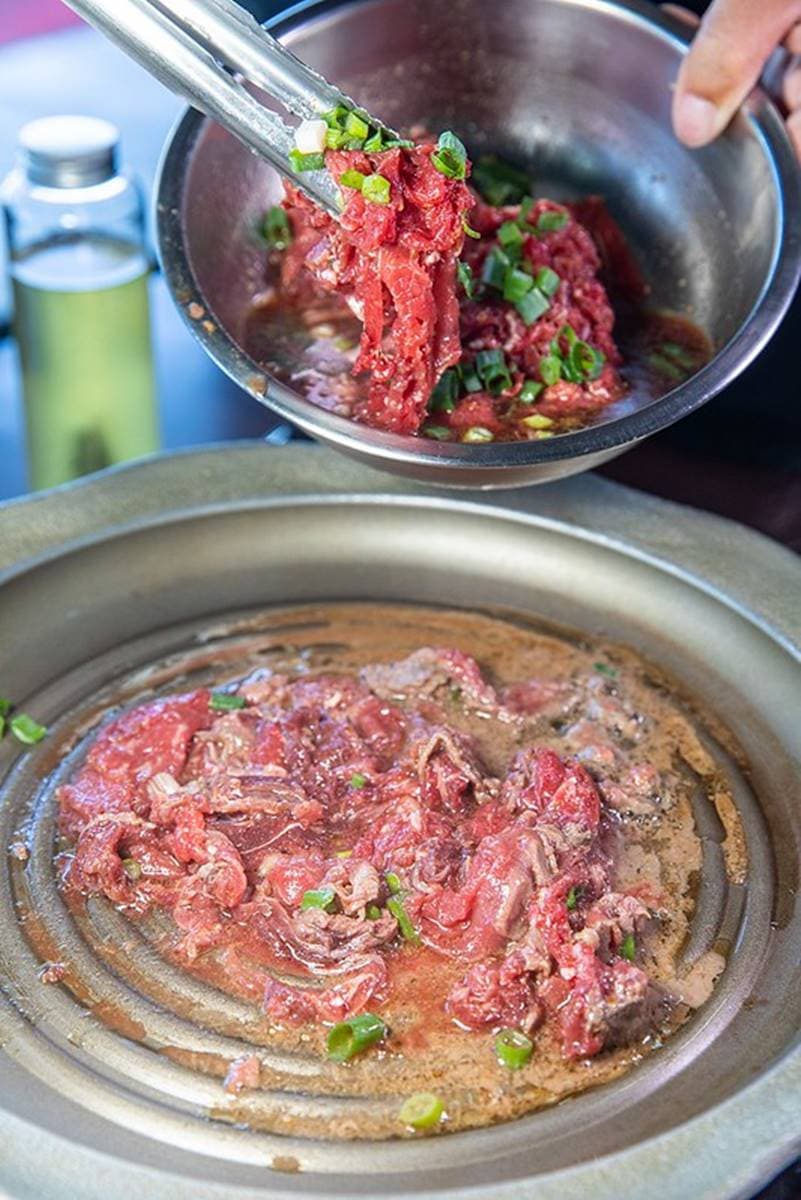 花蓮超澎派全牛料理！開胃必點透光「牛皮」，再嘗鹹辣鐵板牛、滿料牛雜湯