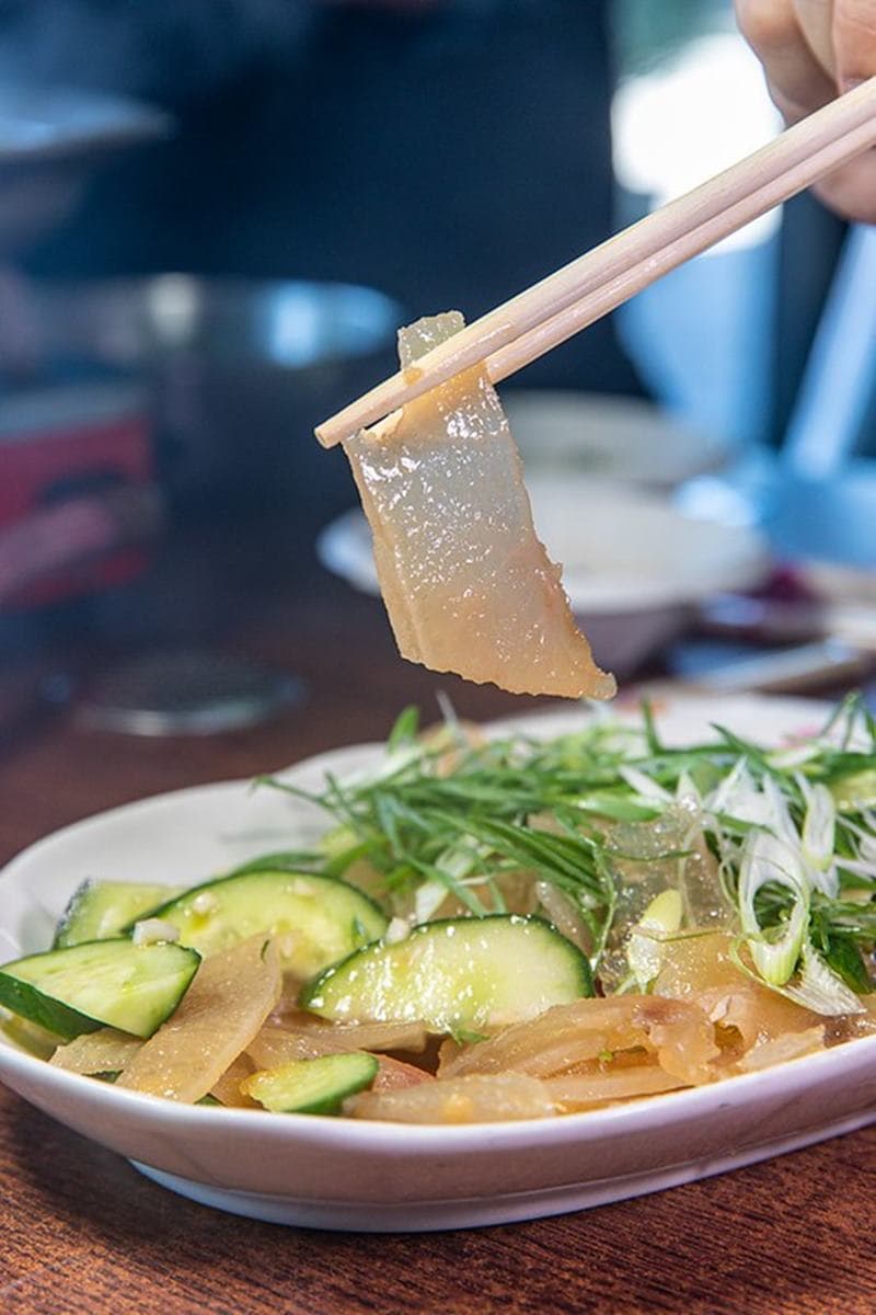 花蓮超澎派全牛料理！開胃必點透光「牛皮」，再嘗鹹辣鐵板牛、滿料牛雜湯