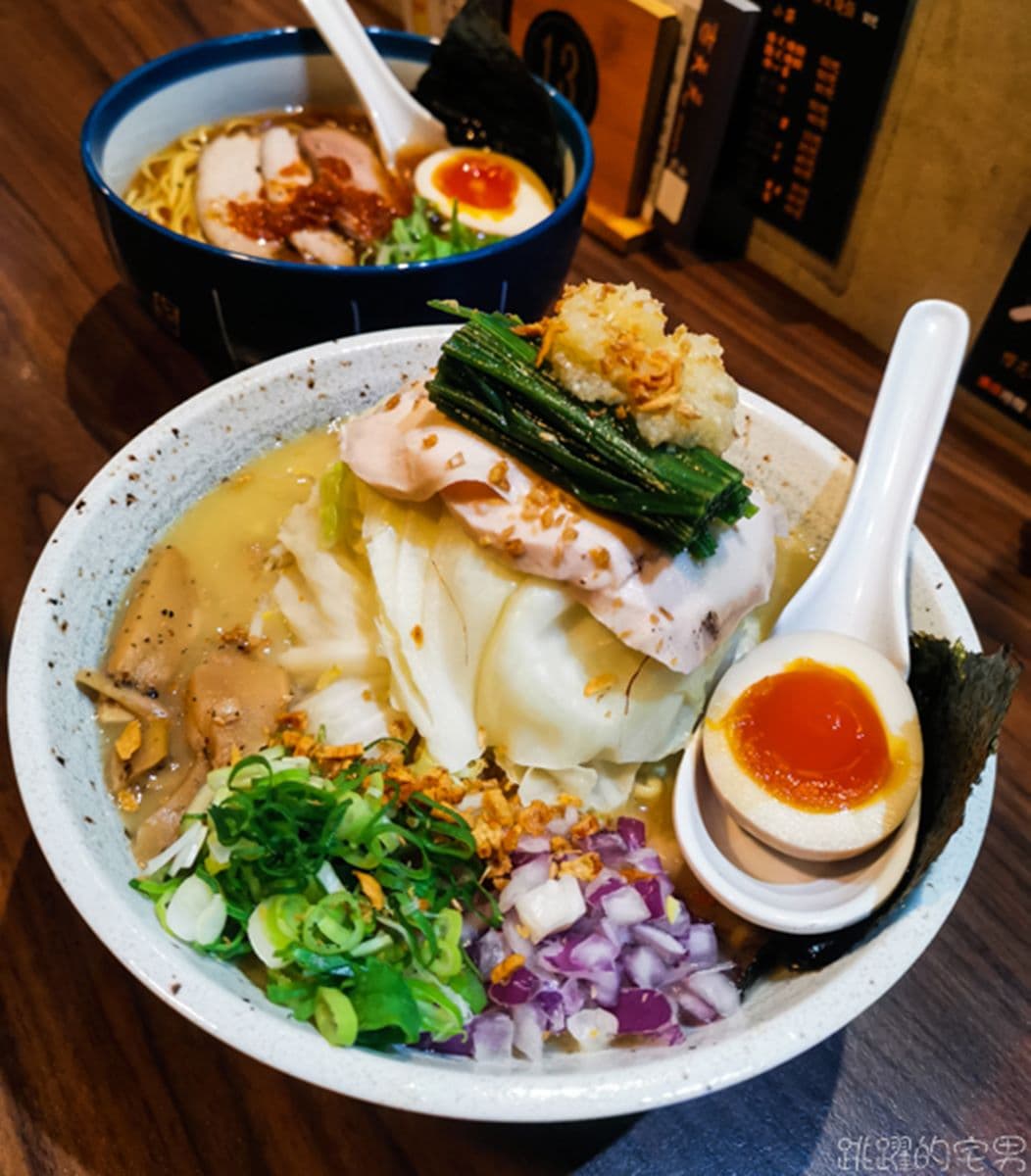 加麵免費！超濃郁「雞白湯拉麵」配菜多到看不見麵，老饕吃法必搭豚叉燒飯